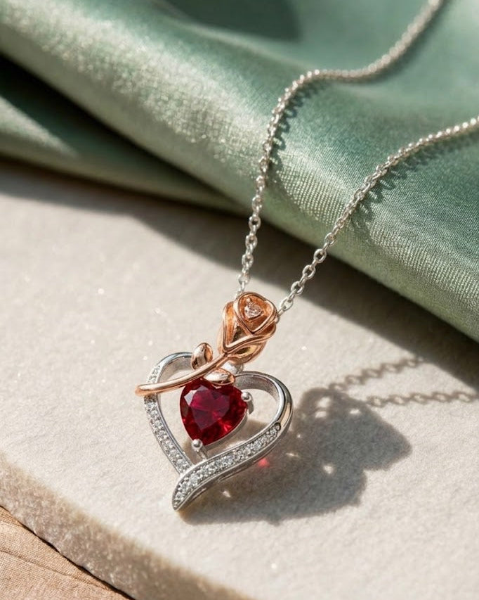 Sorpréndela este mes: Collar Rosa Corazón + Estuche en cuero azul Gratis