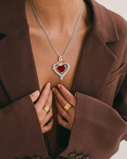 Sorpréndela este mes: Collar Rosa Corazón + Estuche en cuero azul Gratis