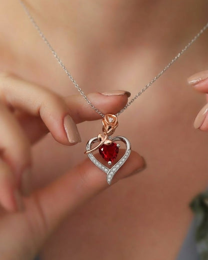 Sorpréndela este mes: Collar Rosa Corazón + Estuche en cuero azul Gratis